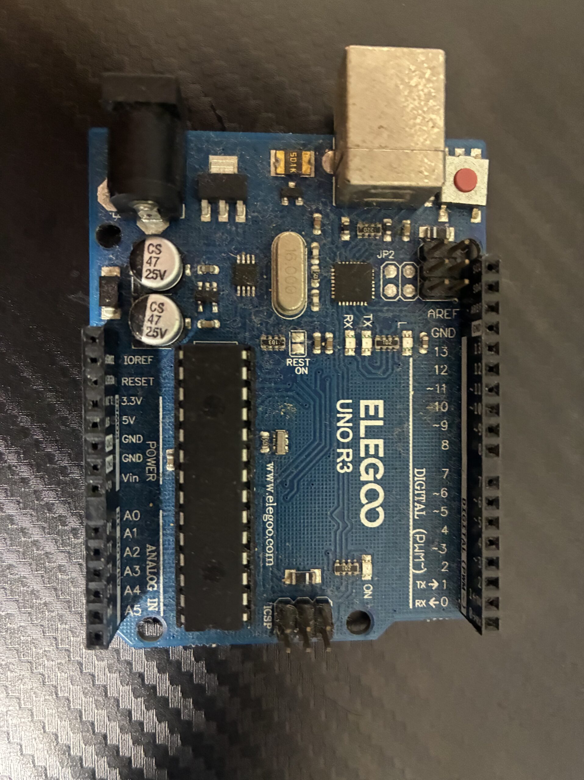 Uno R3互換ボードとセンサーやLEDが入ったArduinoスターターキットの実物