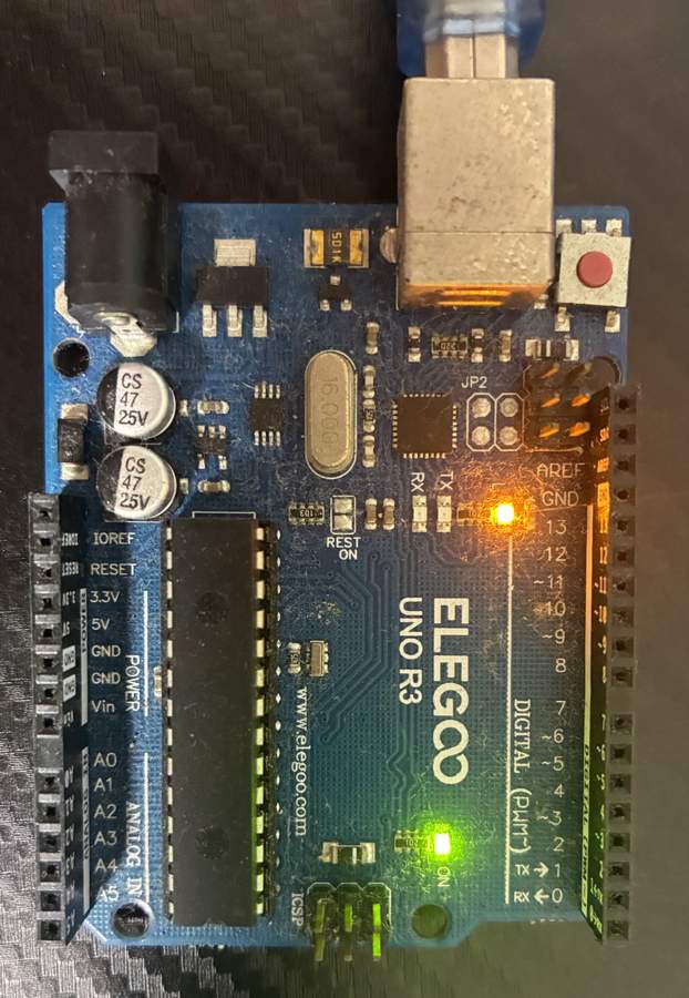 Blinkを書き込んだArduino Uno R3互換ボード。13番ピンのLEDがオレンジ色に点灯している